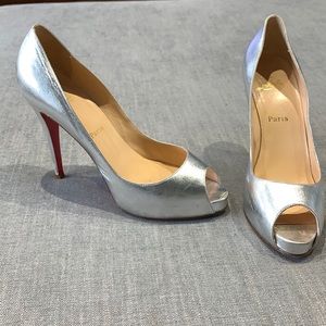 Beautiful Christian Louboutin Silver Peep Toe Leather Heels - Size 41 (US10).